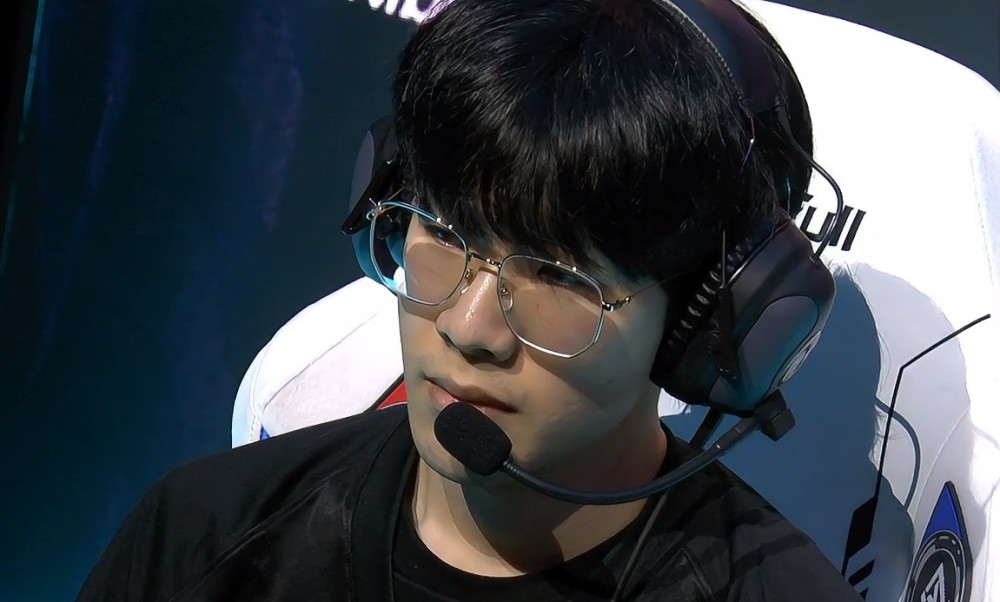 包含Rookie在TES比赛中高光表现，高光表现引发热议！的词条